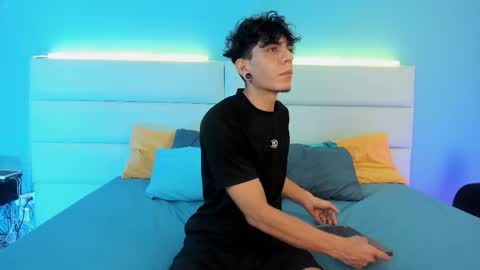 Snapshot of abrilandjulian chatting on February 2026 11:33:01 AM Abril and Julian online show from February 2026 11:33:01 AM