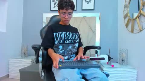 Adams Bobby online show from November 2025 12:04:01 PM