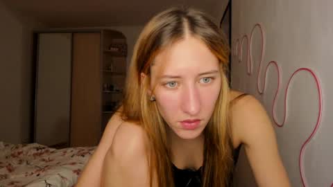 Snapshot of adellqueen chatting on May 2026 09:43:01 PM Adell online show from May 2026 09:43:01 PM