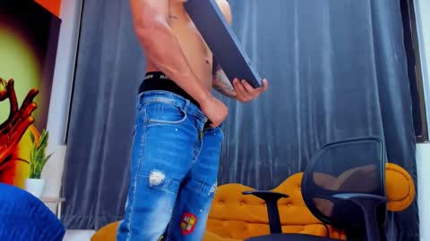 Snapshot of adrian_rae chatting on November 2025 07:15:01 PM online show from November 2025 07:15:01 PM