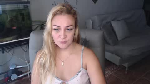 Adriana Paredes  online show from February 2025 12:59:01 PM