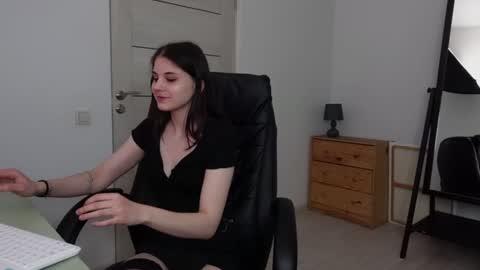 Snapshot of agelina_summer chatting on January 2025 11:38:01 PM Agelina Lilly Laura online show from January 2025 11:38:01 PM