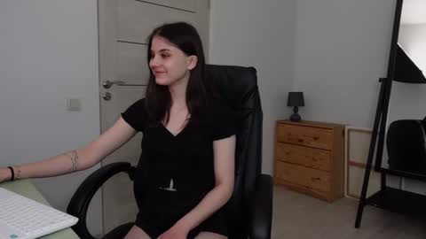 Snapshot of agelina_summer chatting on January 2025 02:38:02 AM Agelina Lilly Laura online show from January 2025 02:38:02 AM