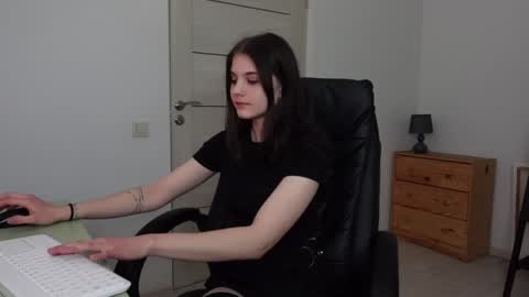 Snapshot of agelina_summer chatting on January 2025 09:14:02 PM Agelina Lilly Laura online show from January 2025 09:14:02 PM