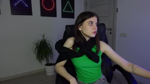 Snapshot of agelina_summer chatting on January 2025 01:43:01 PM Agelina Lilly Laura online show from January 2025 01:43:01 PM