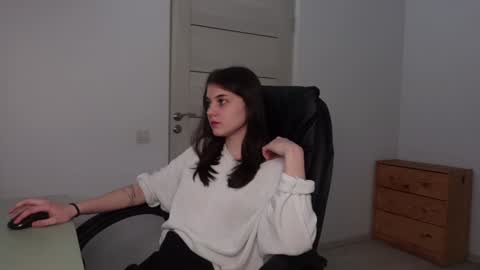 Snapshot of agelina_summer chatting on January 2025 06:01:02 AM Agelina Lilly Laura online show from January 2025 06:01:02 AM