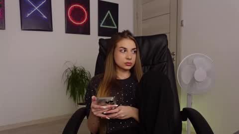 Snapshot of agelina_summer chatting on February 2025 09:49:01 AM Agelina Lilly Laura online show from February 2025 09:49:01 AM