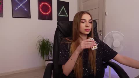 Snapshot of agelina_summer chatting on February 2025 12:54:01 PM Agelina Lilly Laura online show from February 2025 12:54:01 PM