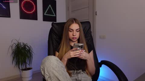 Snapshot of agelina_summer chatting on February 2025 07:26:01 AM Agelina Lilly Laura online show from February 2025 07:26:01 AM
