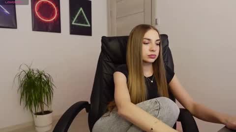 Snapshot of agelina_summer chatting on February 2025 10:32:02 AM Agelina Lilly Laura online show from February 2025 10:32:02 AM