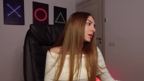 Snapshot of agelina_summer chatting on February 2025 02:01:01 PM Agelina Lilly Laura online show from February 2025 02:01:01 PM