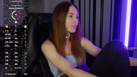 Snapshot of agelina_summer chatting on February 2025 01:03:02 AM Agelina Lilly Laura online show from February 2025 01:03:02 AM