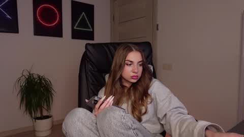 Snapshot of agelina_summer chatting on February 2025 03:41:02 PM Agelina Lilly Laura online show from February 2025 03:41:02 PM