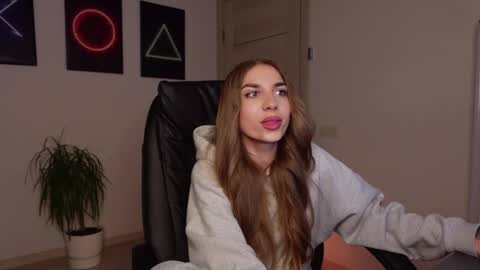 Snapshot of agelina_summer chatting on February 2025 06:46:02 PM Agelina Lilly Laura online show from February 2025 06:46:02 PM