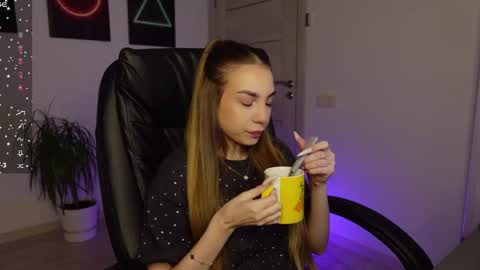 Snapshot of agelina_summer chatting on February 2025 06:07:01 AM Agelina Lilly Laura online show from February 2025 06:07:01 AM