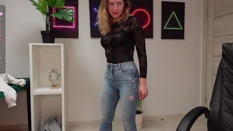 Snapshot of agelina_summer chatting on February 2025 07:20:01 AM Agelina Lilly Laura online show from February 2025 07:20:01 AM