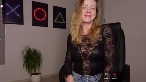 Snapshot of agelina_summer chatting on March 2025 06:57:01 AM Agelina Lilly Laura online show from March 2025 06:57:01 AM