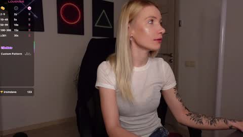 Snapshot of agelina_summer chatting on March 2025 07:02:01 AM Agelina Lilly Laura online show from March 2025 07:02:01 AM