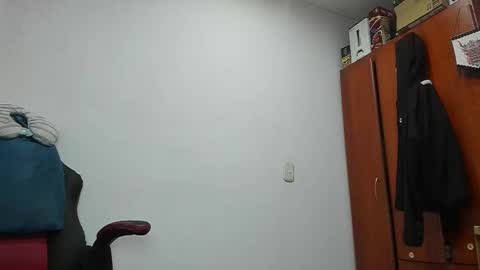 Agustin online show from November 2025 06:21:01 PM