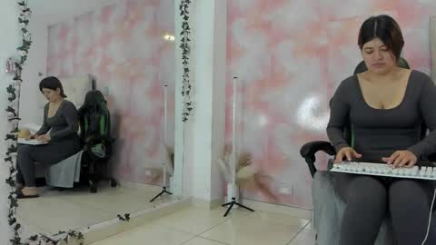 karoline  online show from November 2025 06:41:02 PM