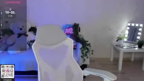 Snapshot of aiklynne chatting on February 2026 01:38:02 PM Lynn online show from February 2026 01:38:02 PM