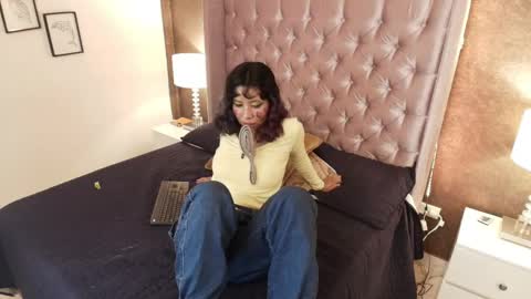 A K A N E  U W U online show from February 2025 07:47:01 PM