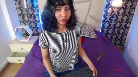 A K A N E  U W U online show from February 2025 01:05:01 AM