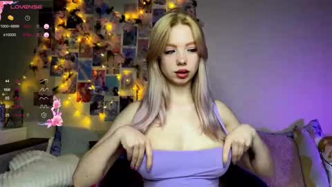 Snapshot of akari_moon3 chatting on February 2026 06:03:01 PM Akari online show from February 2026 06:03:01 PM