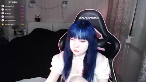 akirahartyx online show from December 2025 04:27:01 PM