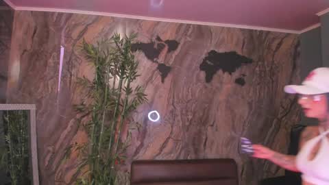 Snapshot of alahia_dangelo_ chatting on April 2026 05:24:01 PM ALAHIA online show from April 2026 05:24:01 PM