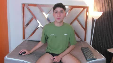 Snapshot of alantaylorr_ chatting on April 2026 01:00:02 PM alantaylorr_ online show from April 2026 01:00:02 PM