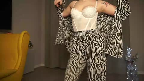 Snapshot of albertaellen chatting on January 2025 10:23:01 PM Hi all. My name is Stela and this is my first day here online show from January 2025 10:23:01 PM