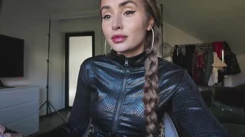 Alecssalove online show from October 2025 11:00:02 AM