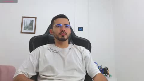 alejandroo_7 online show from October 2025 04:13:02 PM