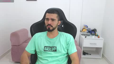 alejandroo_7 online show from February 2026 05:28:01 PM