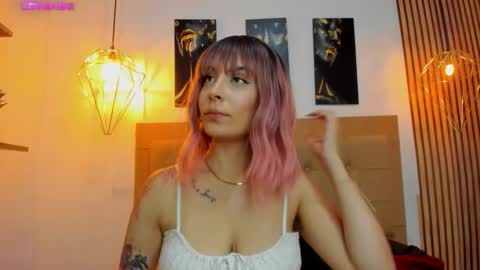 Aleszia online show from November 2025 07:19:01 PM