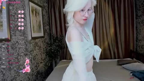 Snapshot of alettaeve chatting on October 2025 01:32:02 PM Lola online show from October 2025 01:32:02 PM