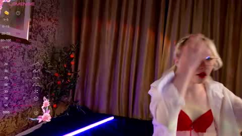 Snapshot of alettaeve chatting on November 2025 03:01:01 PM Lola online show from November 2025 03:01:01 PM