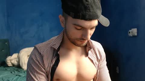 Snapshot of alex_blu chatting on February 2026 02:44:01 AM Alex online show from February 2026 02:44:01 AM