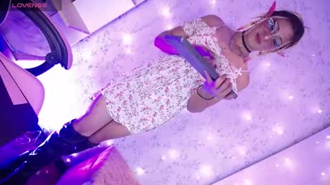 alexaavandercloude online show from April 2026 10:15:01 PM