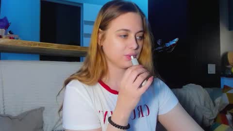 Snapshot of alice_wander chatting on November 2025 11:09:01 AM Alice online show from November 2025 11:09:01 AM