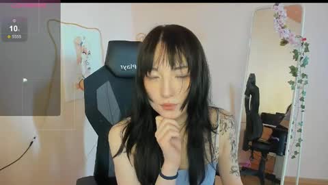 Snapshot of aliceeinwonderlanddd chatting on May 2026 02:19:01 AM Alice online show from May 2026 02:19:01 AM