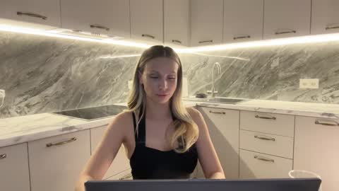 Snapshot of alicewonders_ chatting on December 2024 10:19:01 PM Alice online show from December 2024 10:19:01 PM