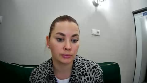 Snapshot of alicexfresh chatting on November 2025 11:42:02 AM AlicexFresh online show from November 2025 11:42:02 AM