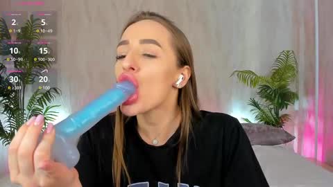 Snapshot of alicia_edwards chatting on February 2025 05:13:02 AM Mia online show from February 2025 05:13:02 AM