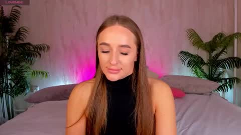 Snapshot of alicia_edwards chatting on September 2025 01:22:01 AM Mia online show from September 2025 01:22:01 AM