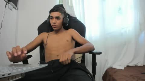 Snapshot of alienbigcock_01 chatting on June 2026 01:53:02 PM My name is Andrs and Im 18 years old. online show from June 2026 01:53:02 PM