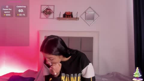 aliice_walker_ online show from January 2025 12:31:02 PM