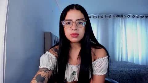 aliice_walker_ online show from November 2025 05:57:01 PM