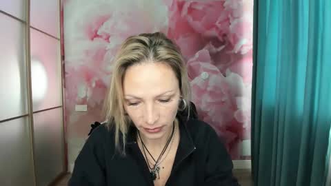 Snapshot of alinamoor chatting on October 2025 05:41:02 AM AlinaMoor online show from October 2025 05:41:02 AM